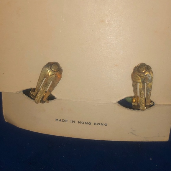 Vintage green cluster clip earrings.  Signed Coro and in an original card! - Picture 2 of 3